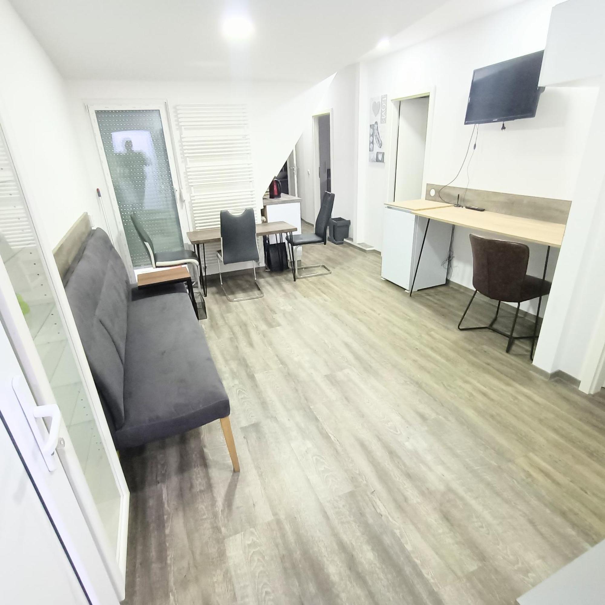 Fmi 9 Accommodation รอนไฮม์ ภายนอก รูปภาพ